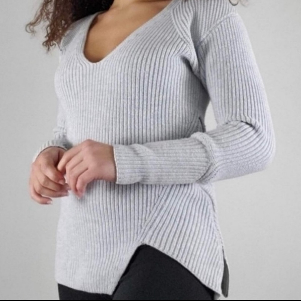 Cabi Style 3531 Deep V Neck Side Zip Long Sleeve Sweater Size XS - Picture 3 of 10
